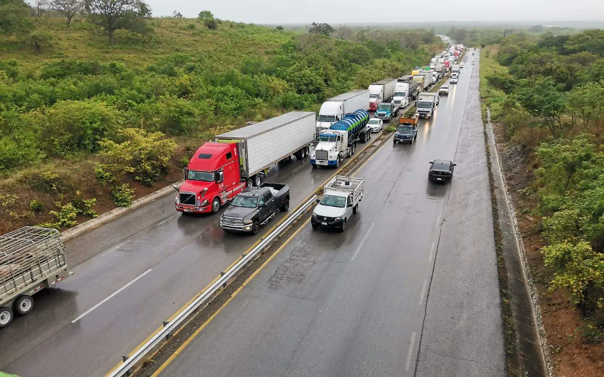 Pierde la vida un motociclista tras impactarse contra tráiler en la carretera Tuxpan-Tampico 