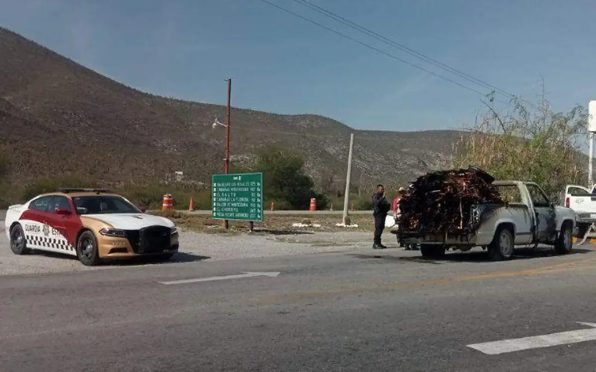 Camioneta que transportaba caña se incendia en carretera de Tamaulipas  