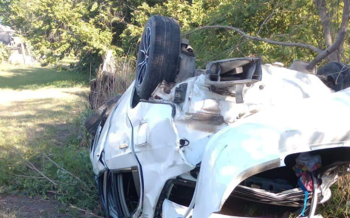 El accidente en la carretera Tampico-Mante dejó un saldo de dos muertos Cruz Roja delegación Estación Manuel (2)