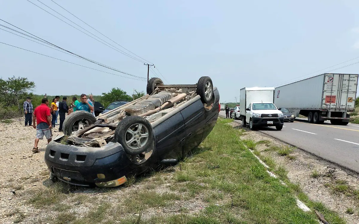 Deja volcadura 4 lesionados en carretera de Tamaulipas  