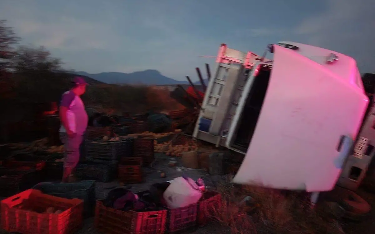 Volcadura de tráileres cierran carreteras en Tampico; advierten a conductores 