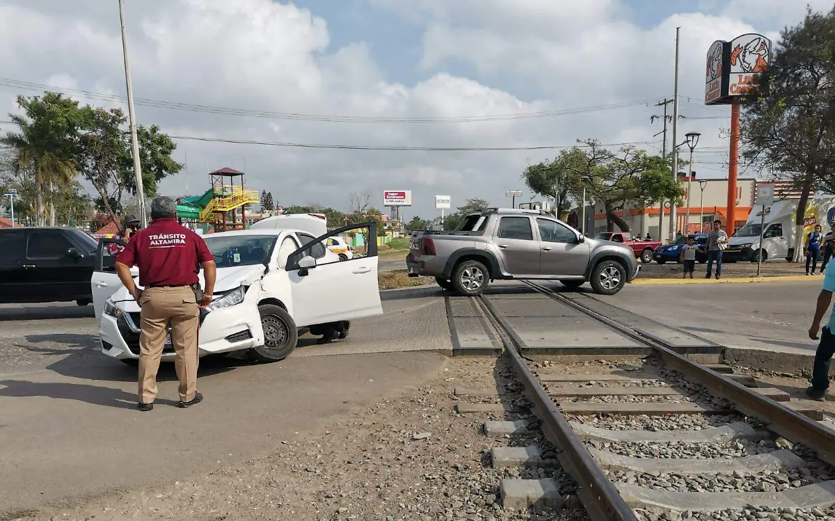 Choque de vehículo sedán con tren en Altamira genera movilización de las autoridades Tránsito Altamira (4)