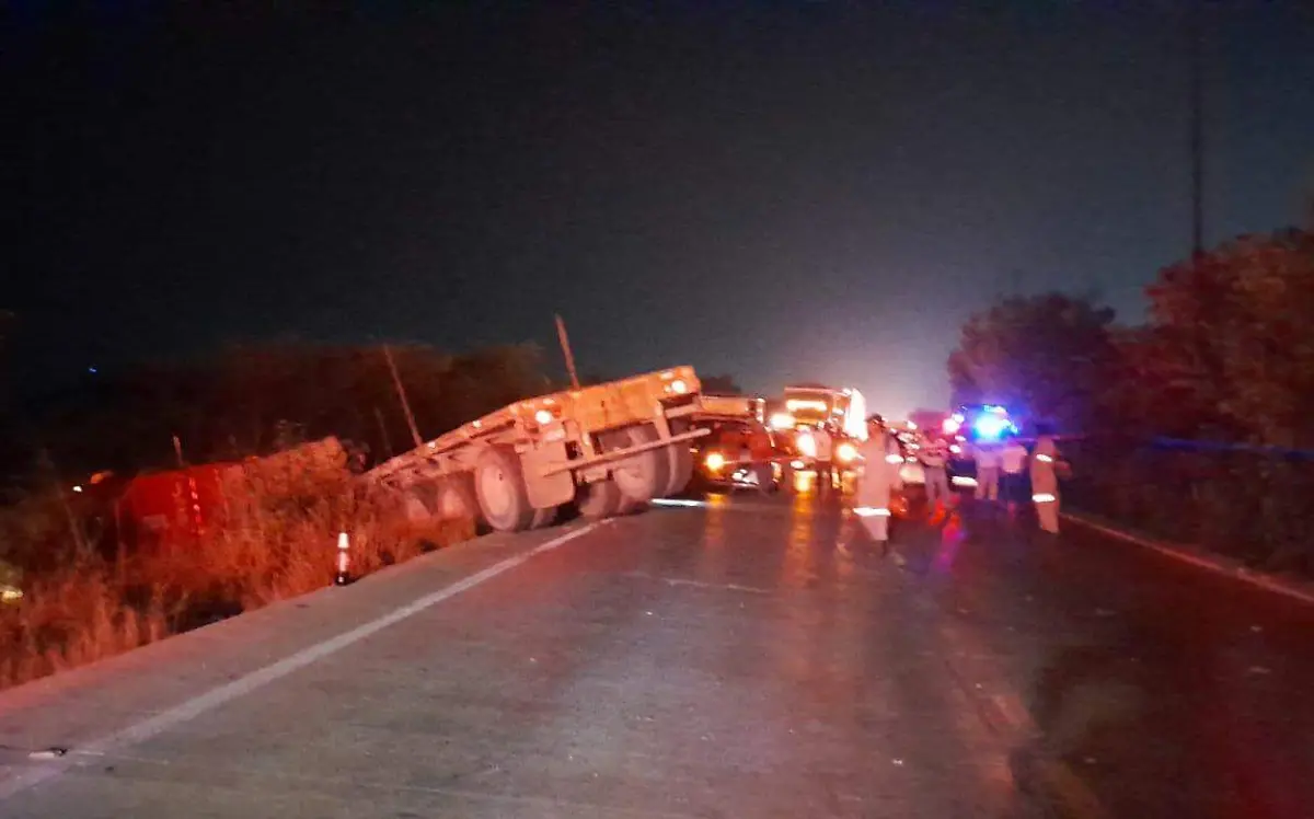 Autobús y tractocamión se impactan en puente El Prieto Cruz Roja delegación Zona Sur (1)