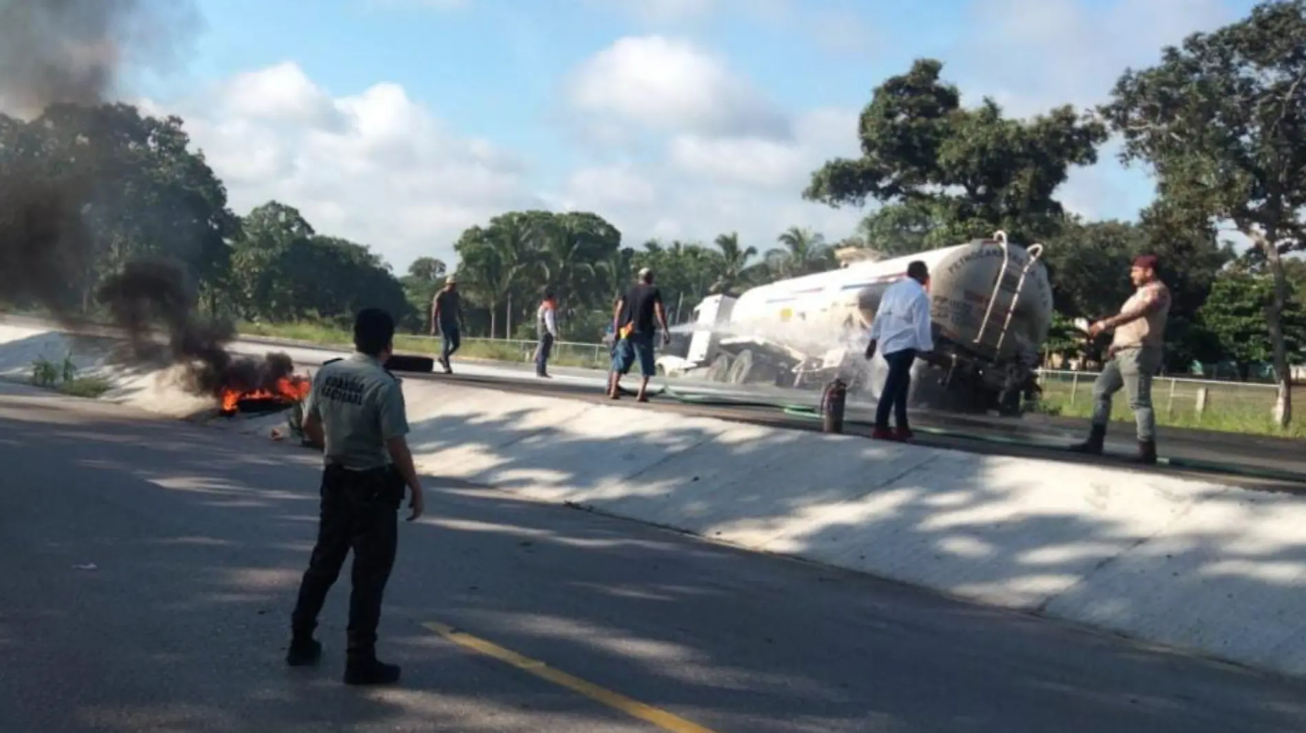 En la carretera Tampico-Tuxpan hubo un incendio de una pipa que transportaba diésel en el municipio de Tampico Alto, Veracruz 