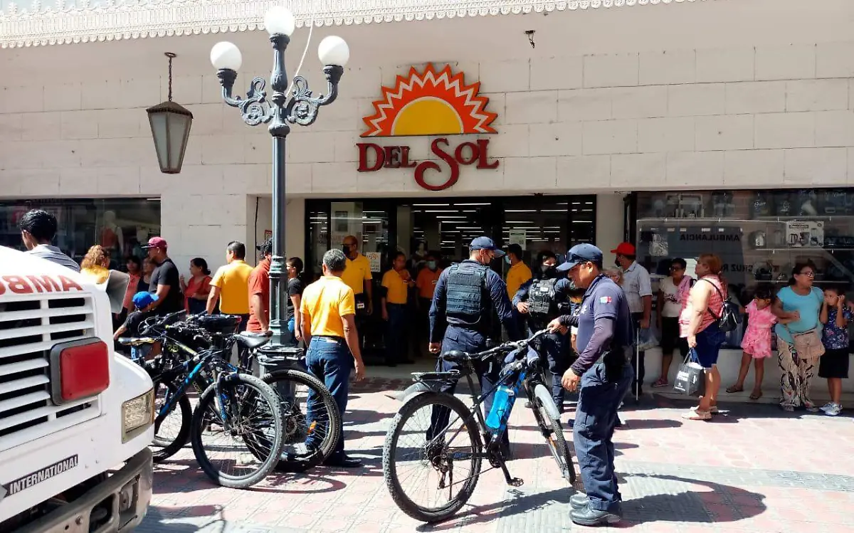 Niño prensado en escaleras eléctricas de la tienda Del Sol de Tampico Yadira Hernández (3)