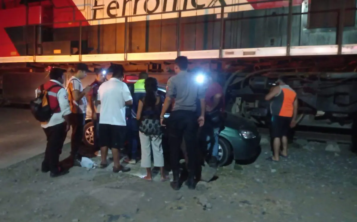 Intentan ganarle paso al tren en Altamira Protección Civil Regional (4)