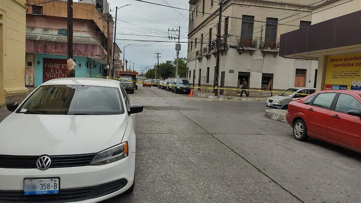 Cierran calle del centro de Tampico por caída de cables Mario Cruces (1)