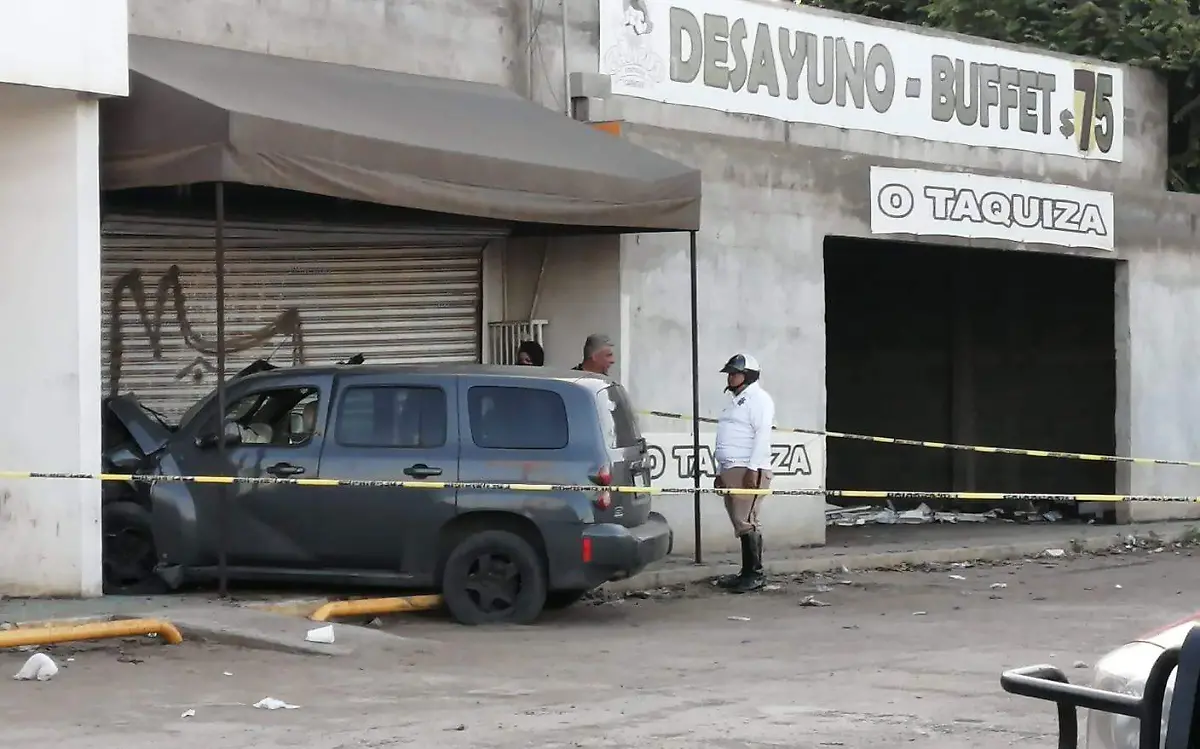 Auto choca con autobús y deja dos lesionados 