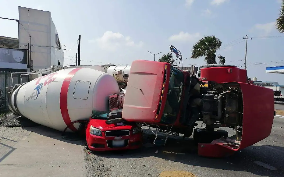 Máquina cargada de concreto aplasta automóvil en Tampico José Luis Tapia