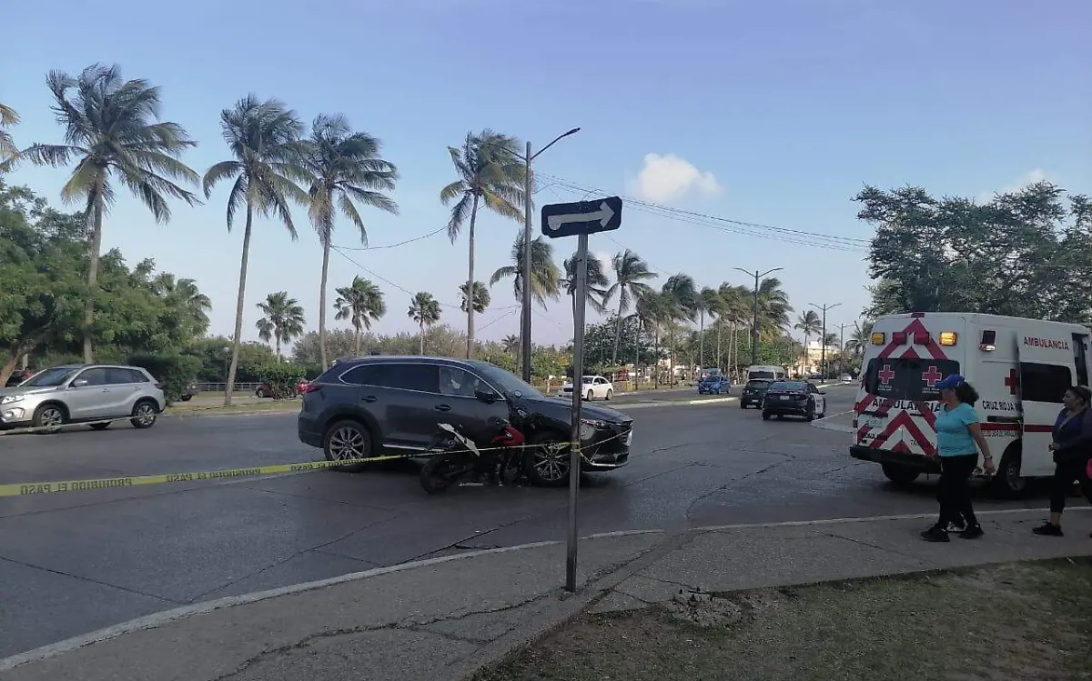 Camioneta choca contra motociclista y lo deja con severas heridas