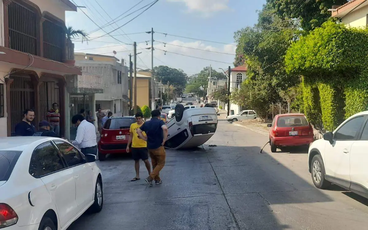 Camioneta vuelva tras impacto con auto en colonia de Tampico 