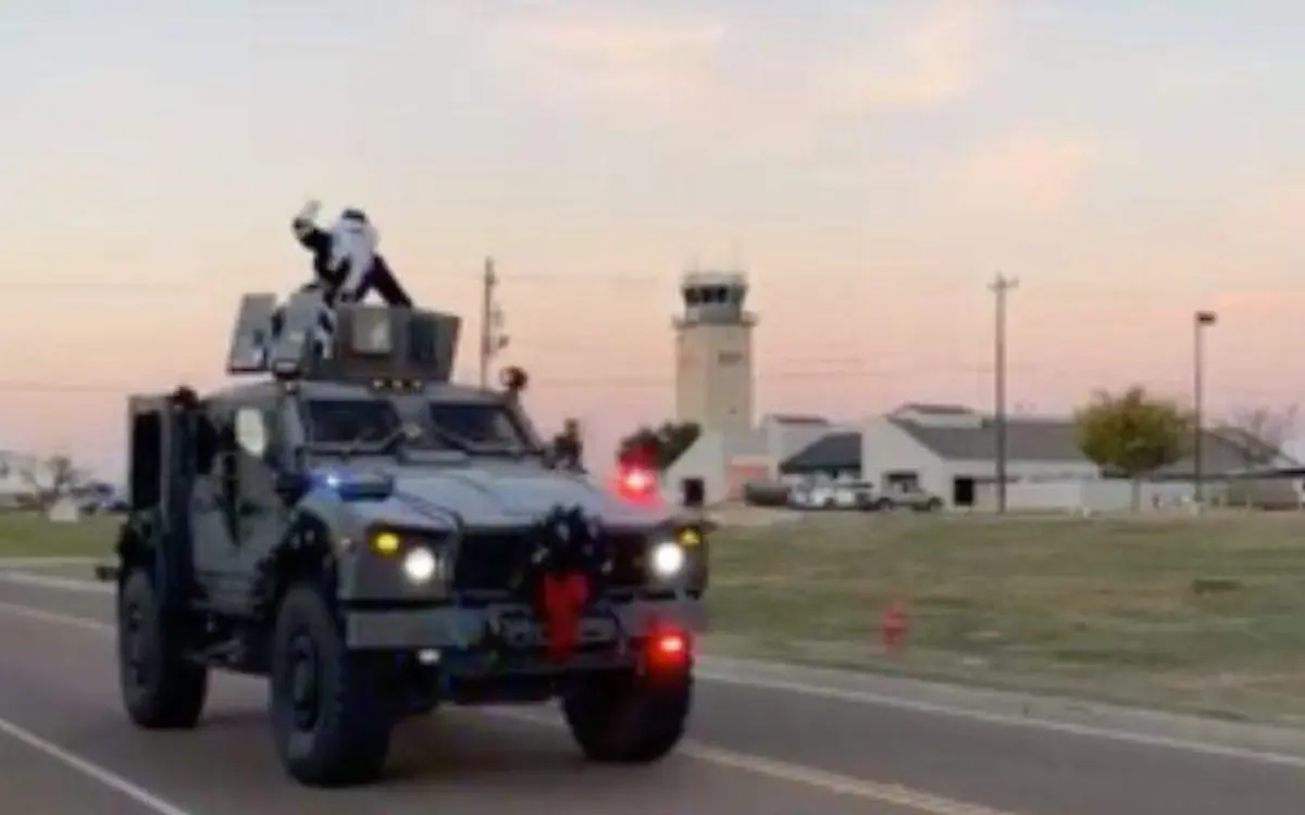 Santa Claus llega a Tamaulipas en tanque blinda y no en su trineo