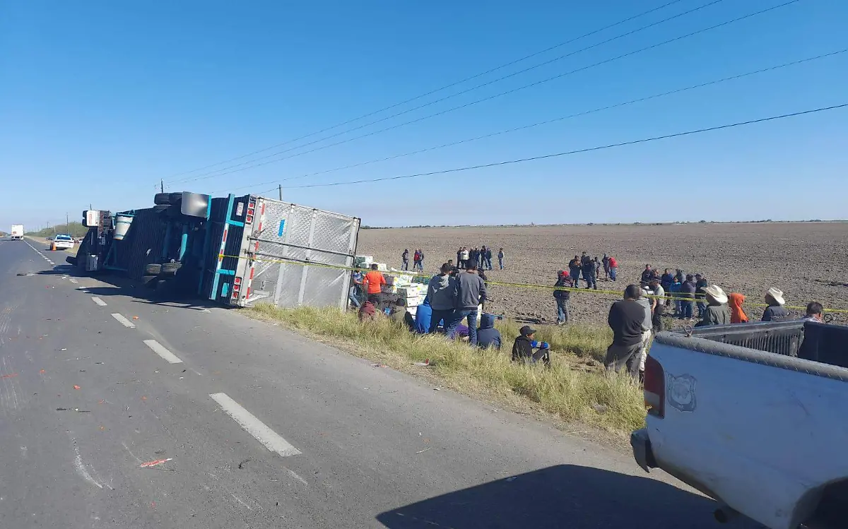 Volcadura de tractocamión en carretera a Reynosa SSP (2)