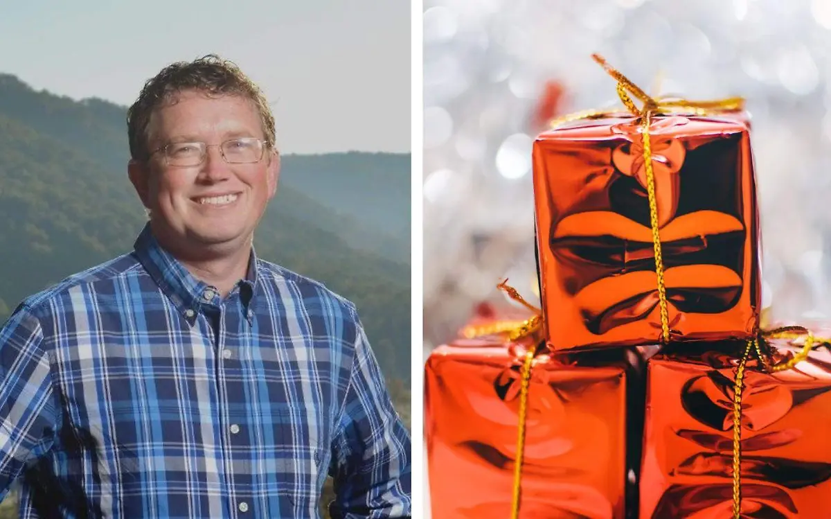 Diputado “presume” armas y pide a Santa Claus municiones