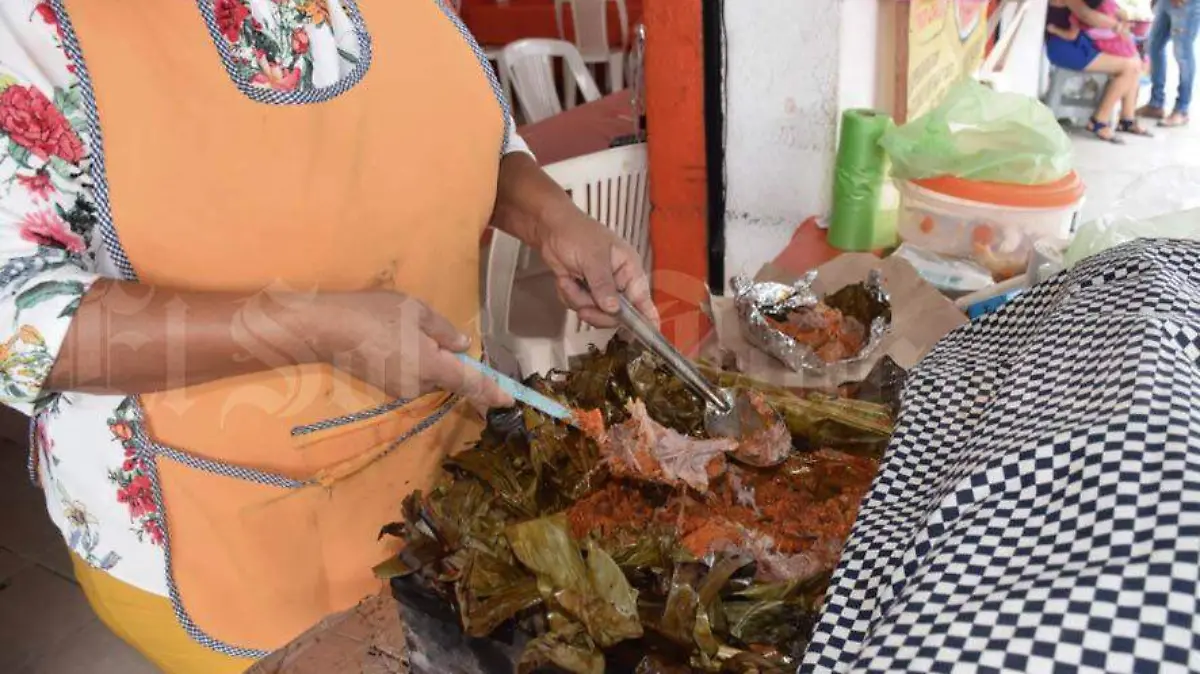 En Pánuco, preparar y vender zacahuil se ha convertido en una enseñanza familiar