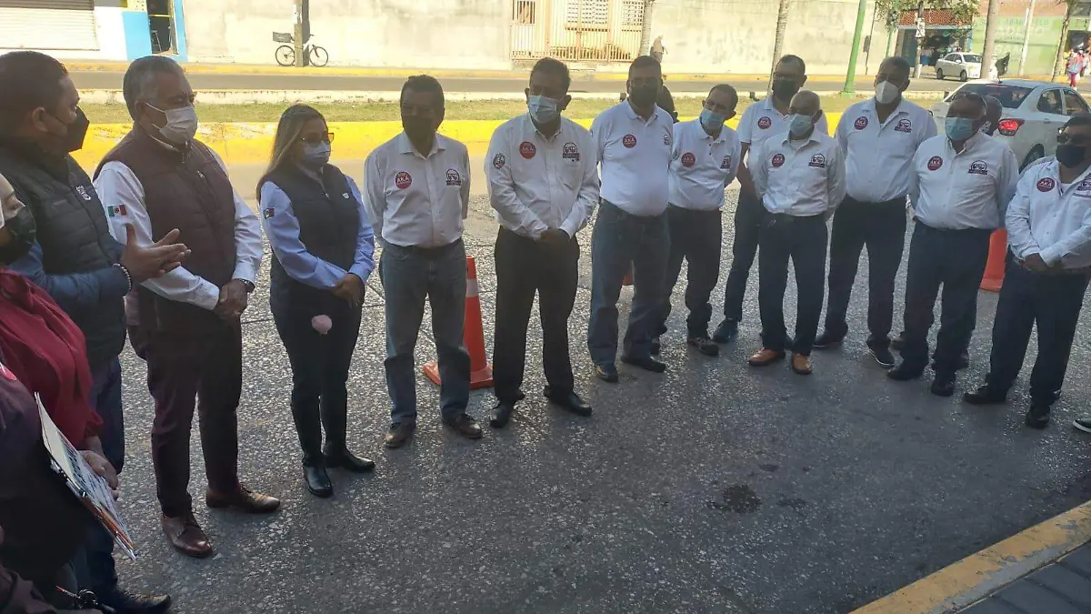 Taxistas en Madero ponen tarjetones a la vista para brindar seguridad al pasajero 