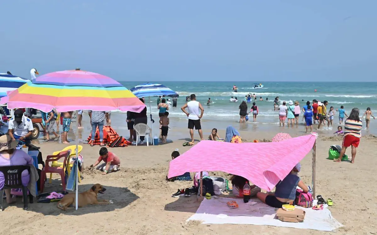 Domingo familiar en playa Miramar Alejandro del Ángel (2)