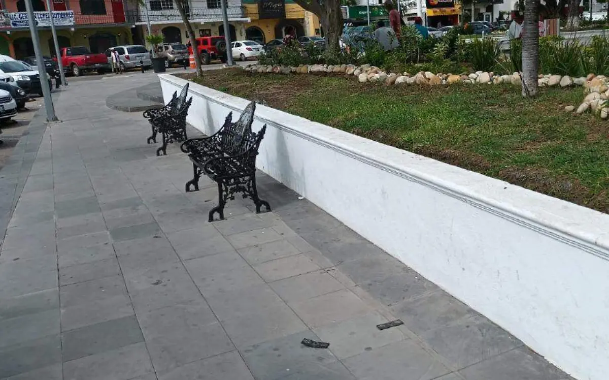 Ahora en Altamira, “desaparece” banca conmemorativa de la plaza Constitución Miguel Díaz (2)