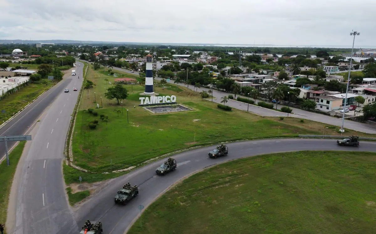 Los elementos de la Sedena ingresaron desde Veracruz, por el puente Moralillo, para seguir por el Libramiento Poniente hasta Tancol