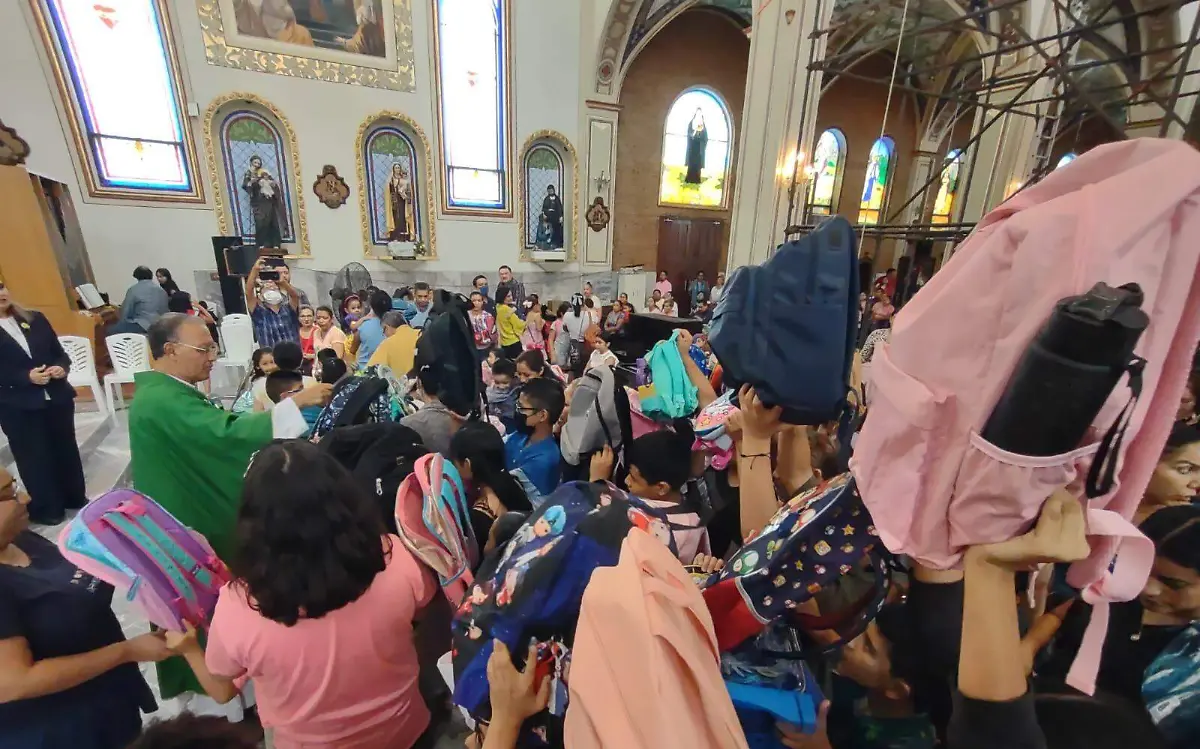 Bendicen a estudiantes y sus mochilas en Tampico y Ciudad Madero 