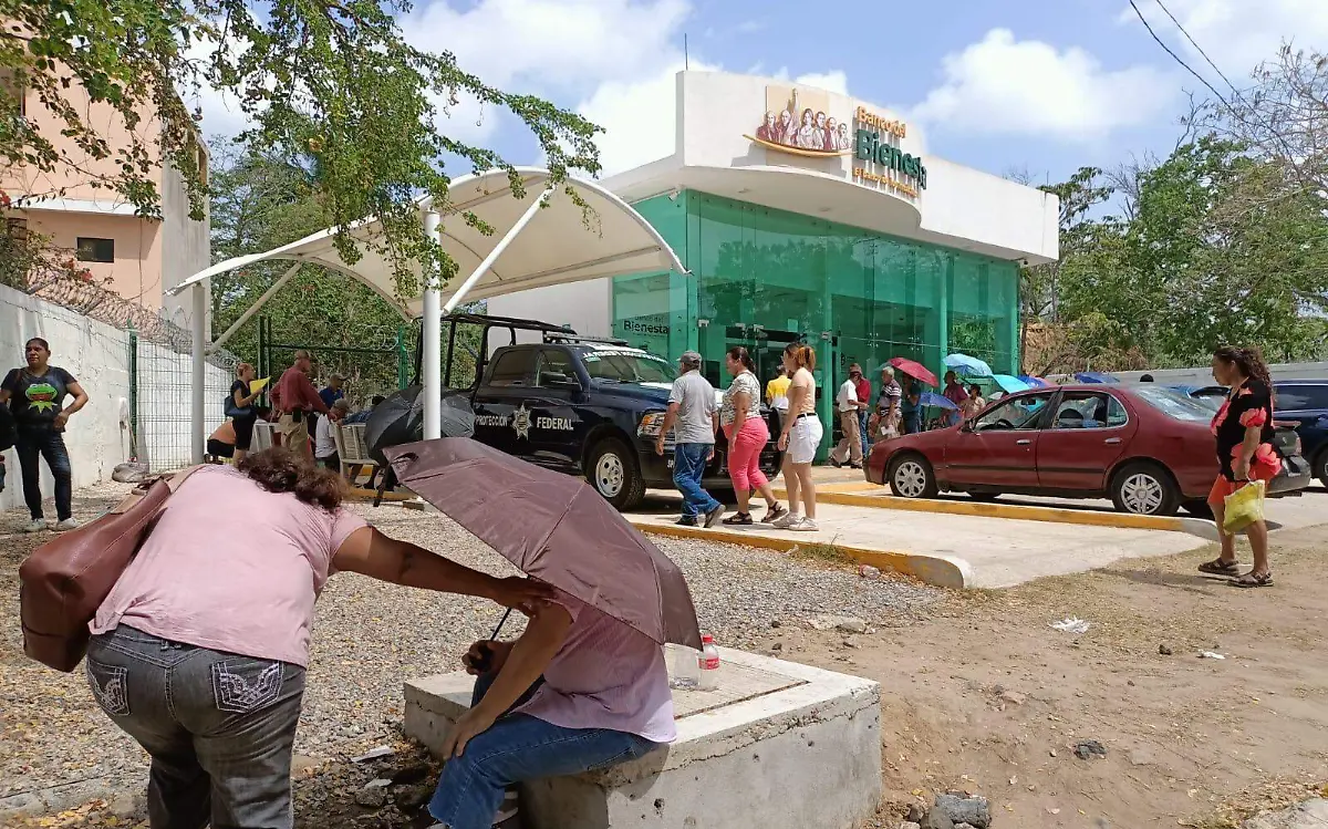 Abuelitos afectados por cajeros de Bienestar al quedarse sin dinero  