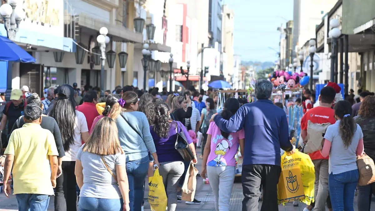 Población favorece los comercios de Tampico por compras de Navidad