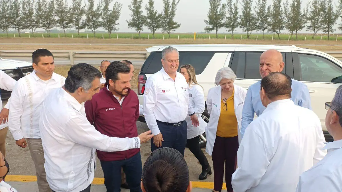 Robledo Aburto acompañado del Gobernador del Estado, Américo Villarreal Anaya arribaron al Hospital General "Dr
