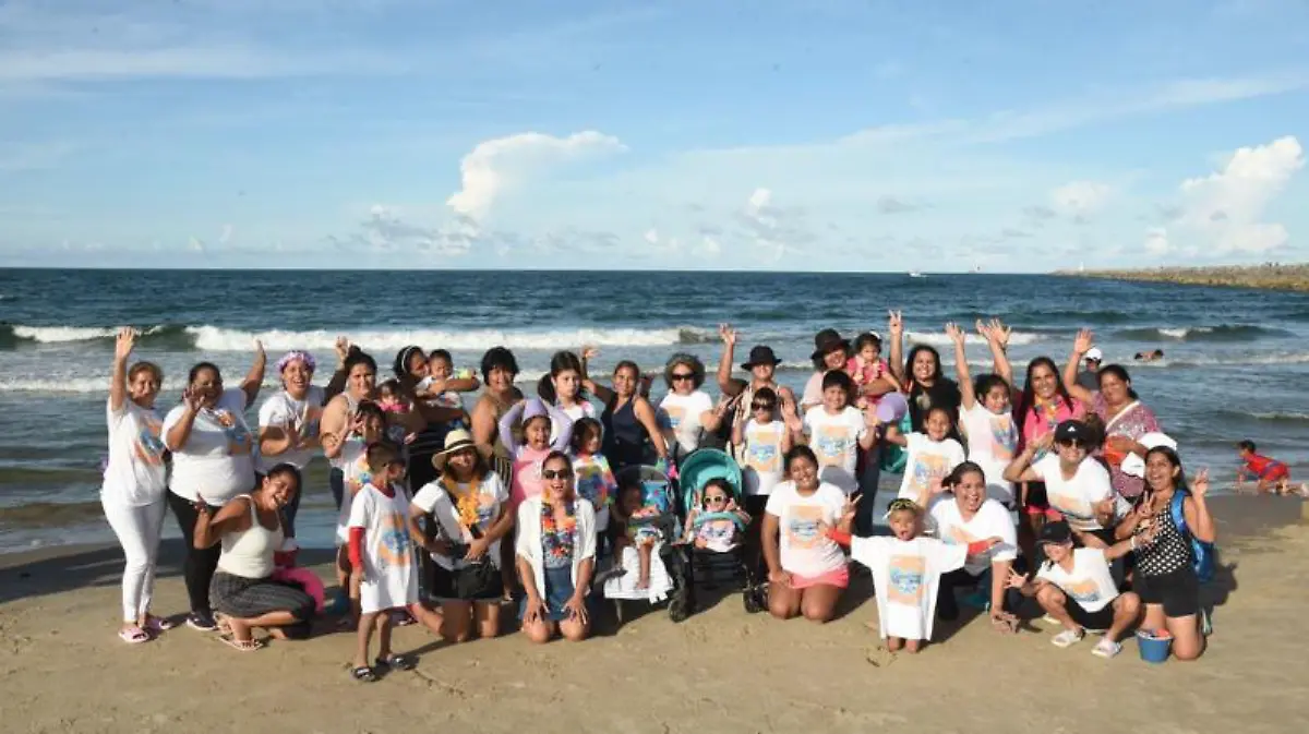 Niños y niñas junto con sus madres disfrutaron de las cálidas aguas del Golfo de México