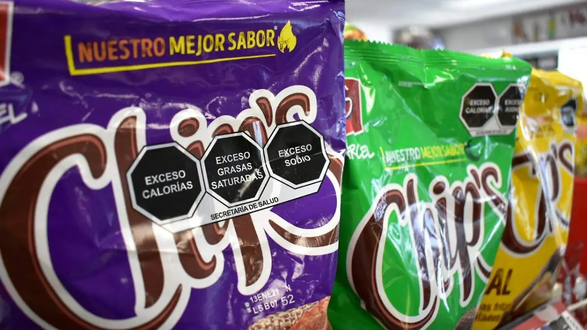 Las leyendas de “Exceso de calorías” de los alimentos procesados, te enseñan a revisar cuidadosamente de cuánto es su aporte calórico por porción 