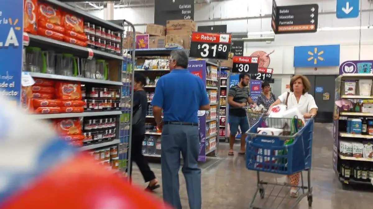 Después de largas horas, Walmart abre sus puertas