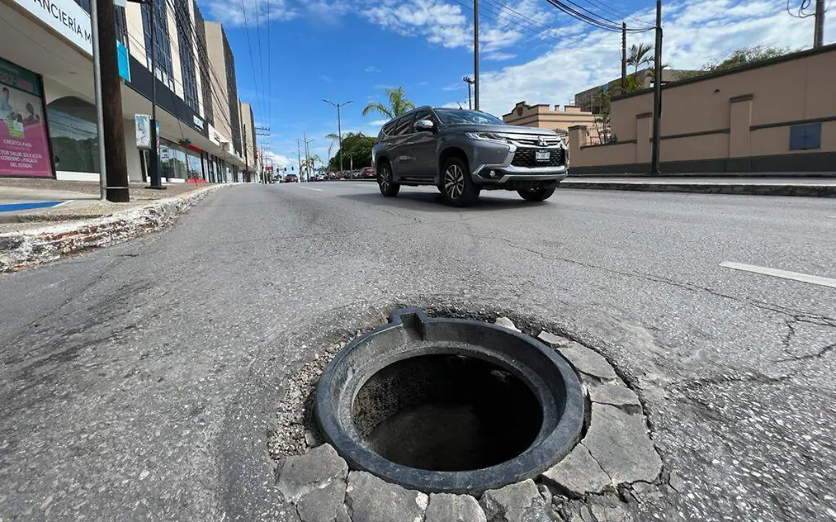 Las alcantarillas destapadas son un peligro tanto para peatones como para conductores en Tampico Antonio Sosa (1)