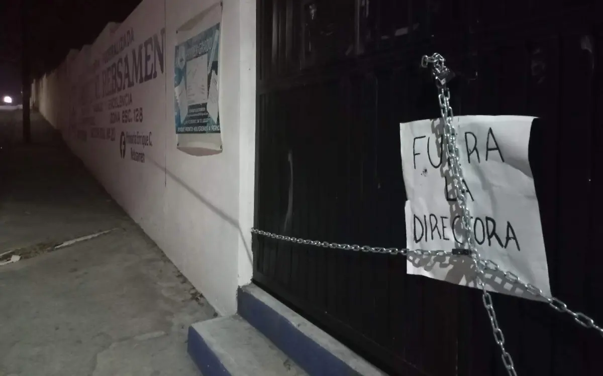 Padres acampan en escuela primaria de Tampico 