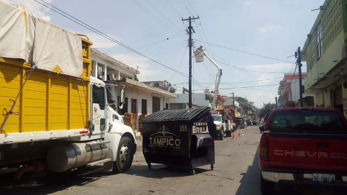 Retienen a personal de la CFE en la colonia Cascajal, vecinos piden reinstalación de luz Paulo Monsiváis (3)
