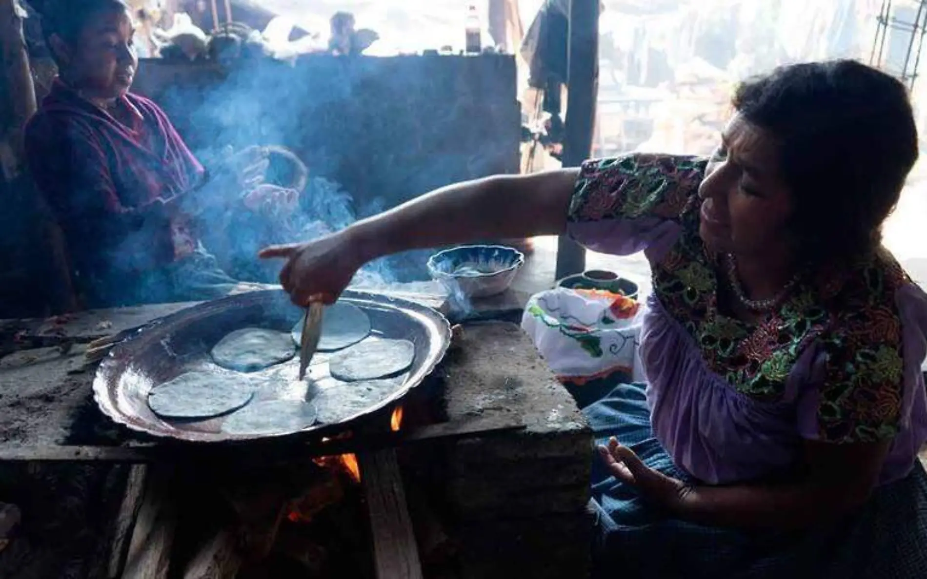 Mujeres-haciendo-tortillas-de-color-azul