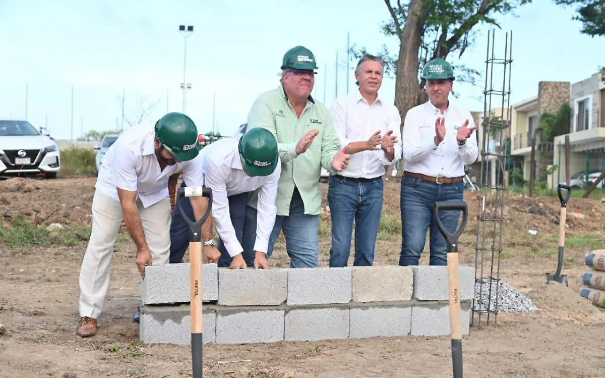 Colocan la primera piedra del Café Andrade y la panadería María Isabel Alejandro del Ángel (3)