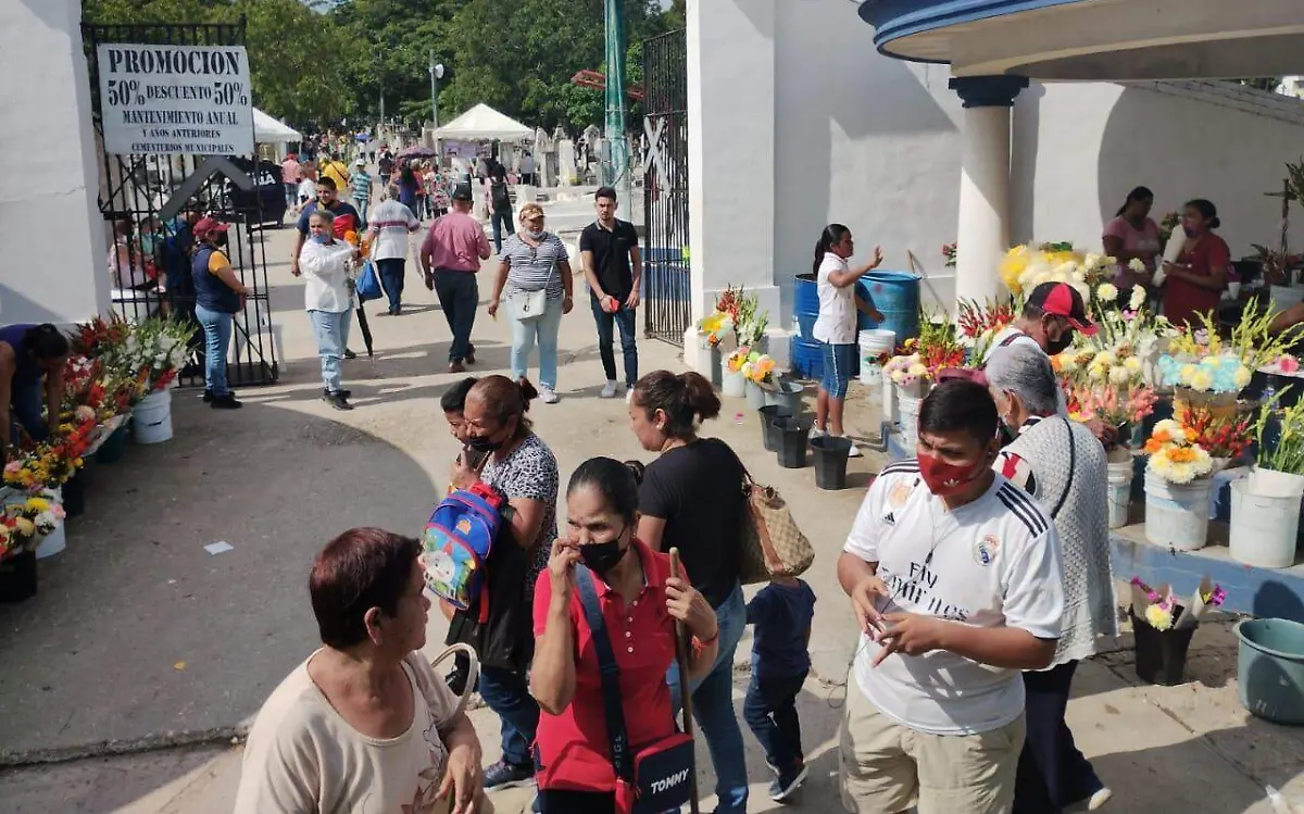Visitan cementerio de Tampico por Día de Muertos 