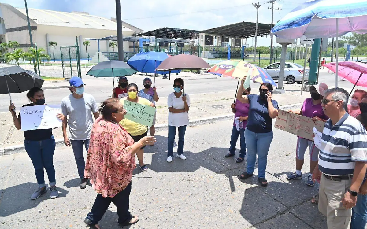 Vecinos de la colonia Guadalupe Mainero bloquean el bulevar López Mateos (3)