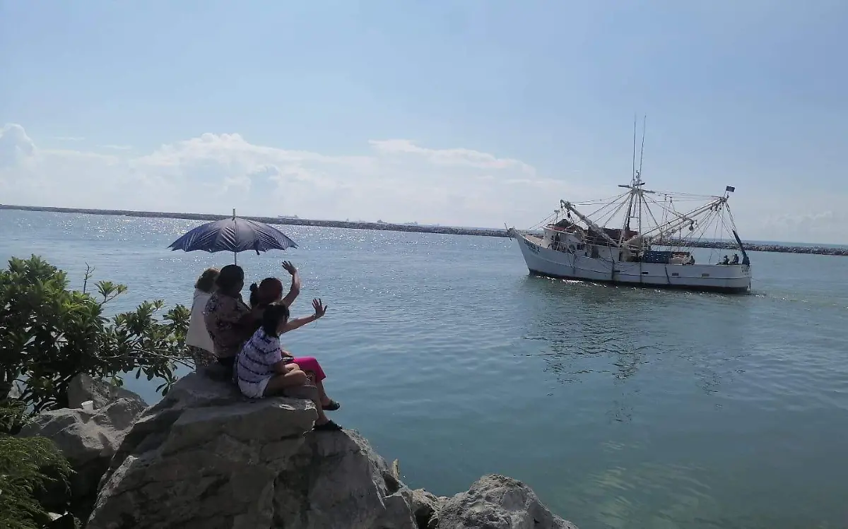 Familias despiden a pescadores que van por captura de camarón 