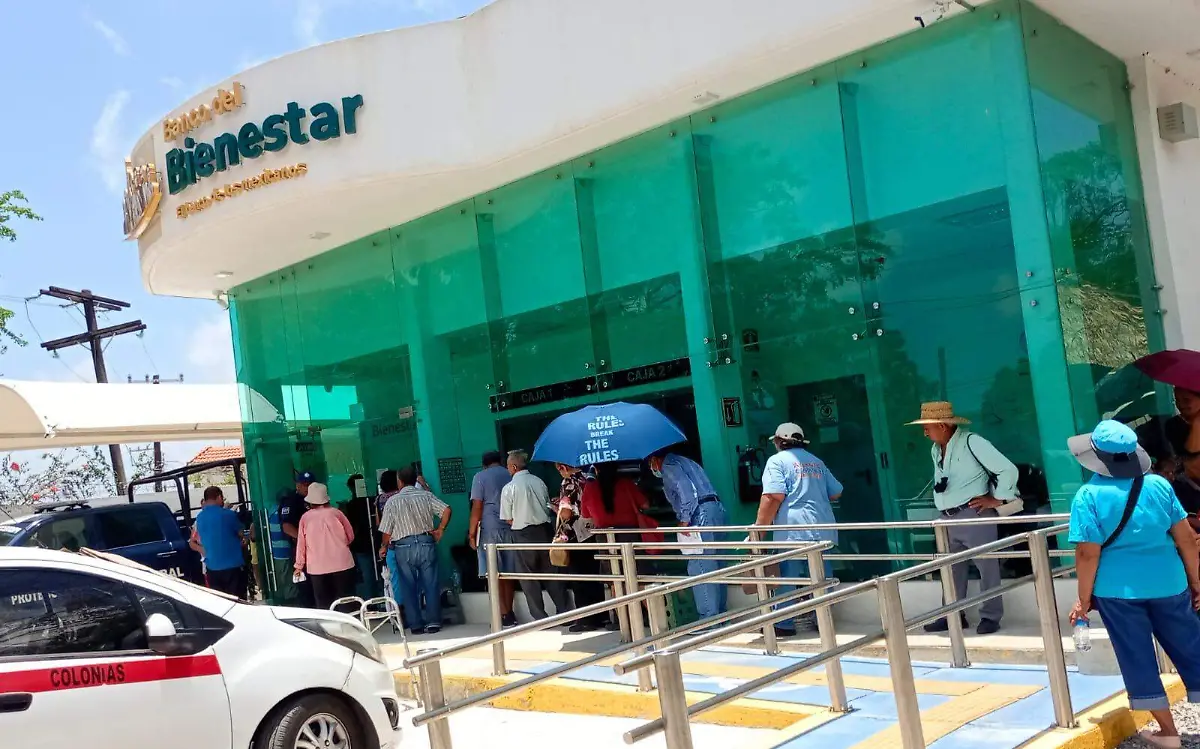 Aseguran que cobrar la Pensiójn Bienestar es inhumano bajo las extremas temperaturas 