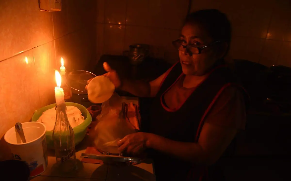 Choque de automóvil contra poste de CFE deja a comercio sin energía eléctrica en Tampico 