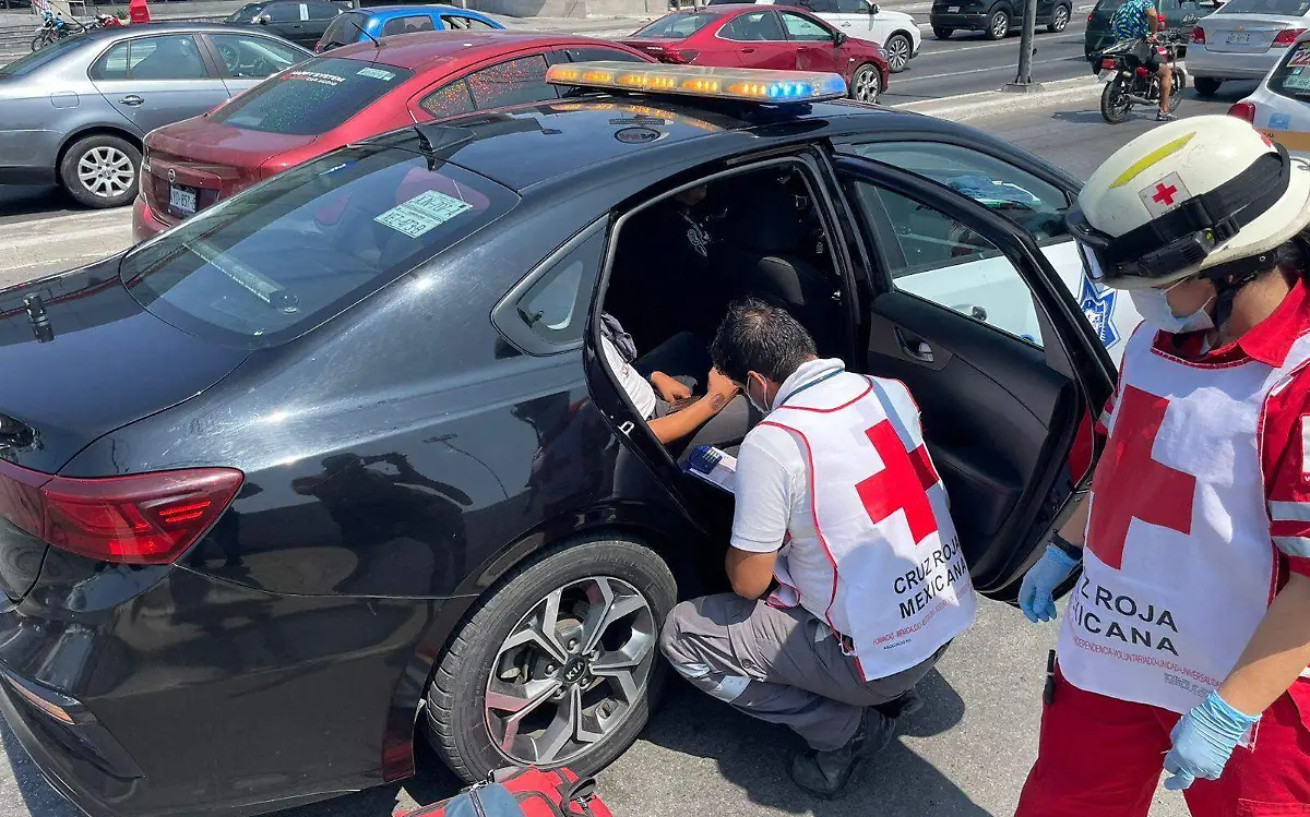 Taxista de Tampico sufre de golpe de calor; Tránsito lo ayudo