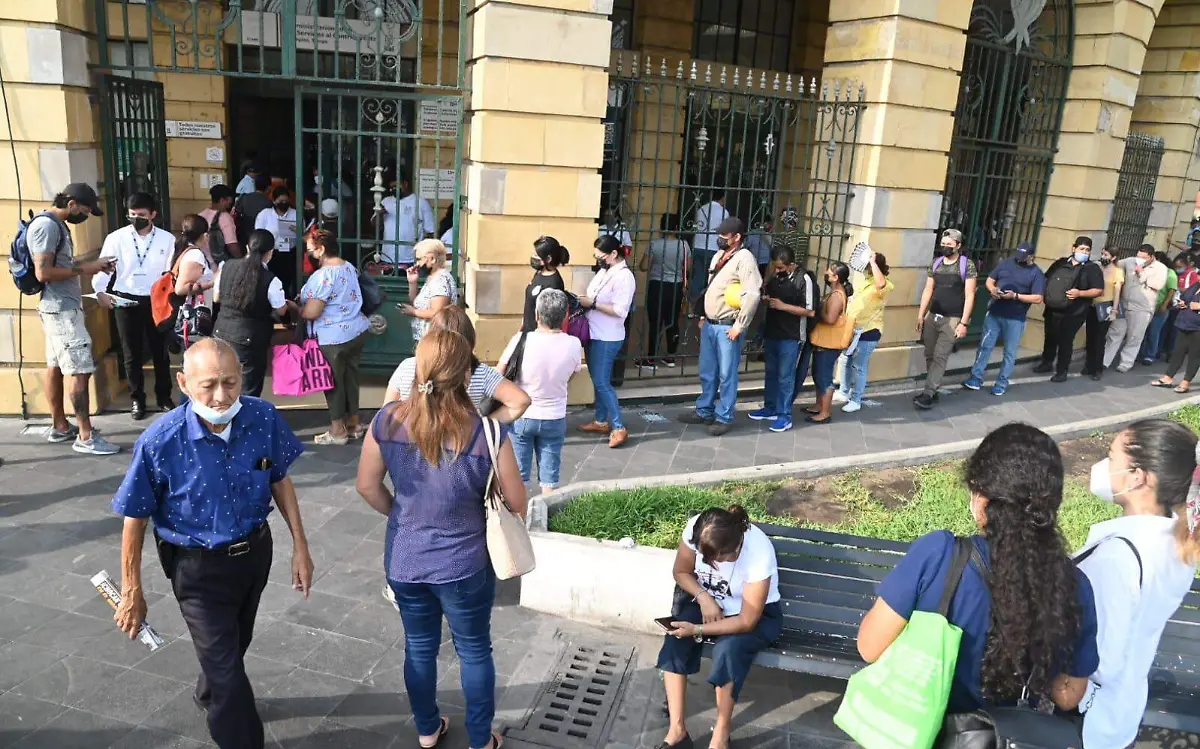 Largas filas en el SAT Tampico Alejandro del Ángel (1)