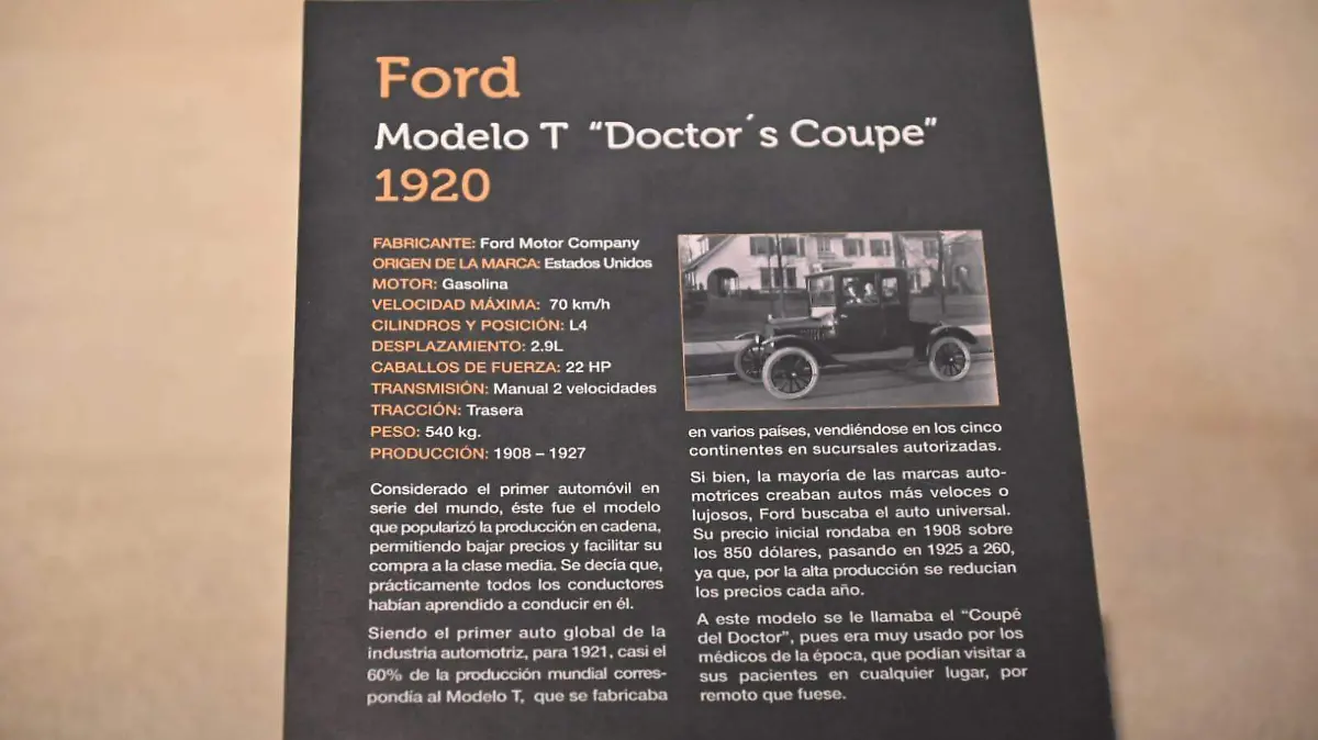 Henry Ford implementó un sistema de ensamblaje que permitió la fabricación eficiente y asequible de automóviles