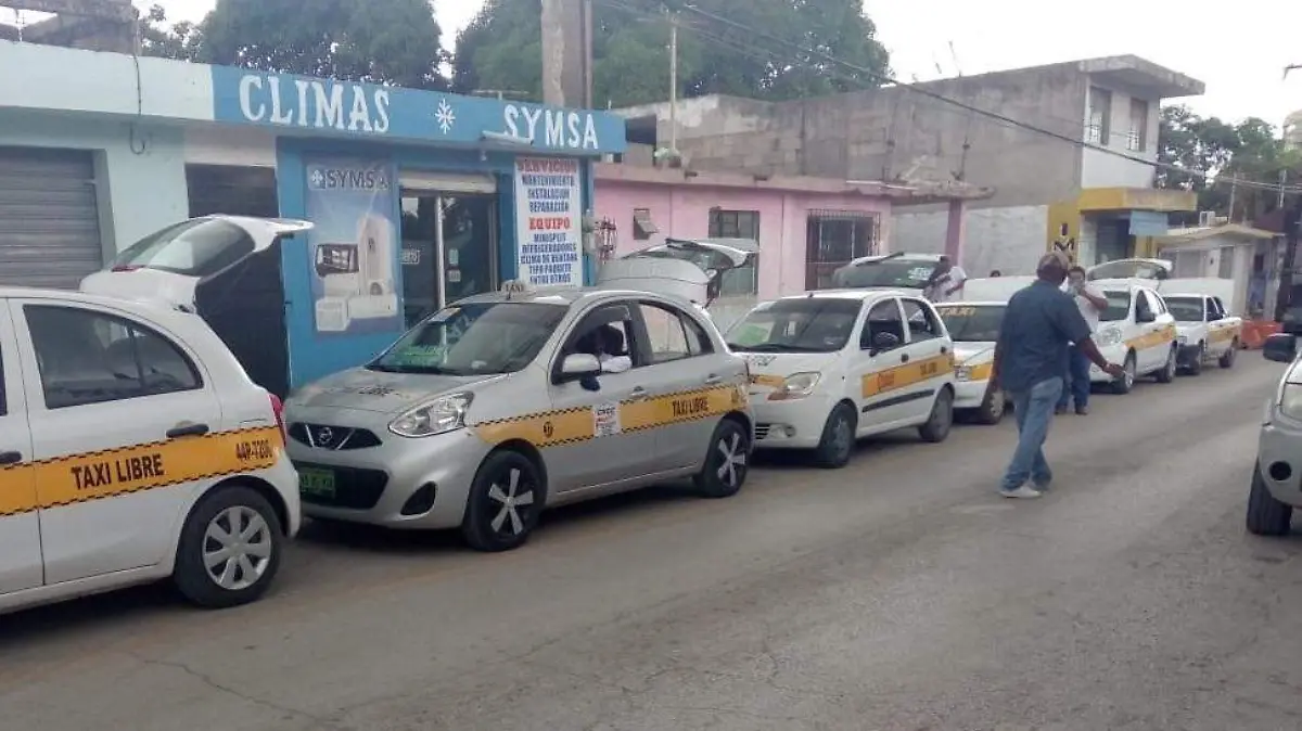 Taxistas libres, aprovechando la gran demanda de pasajeros que existe en la ruta Cuauhtémoc-Altamira, aumentaron el costo del pasaje