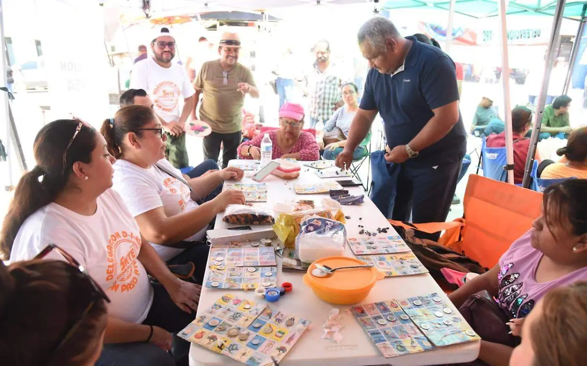 Maestros de Tamaulipas juegan a la lotería en el plantón José Luis Tapia