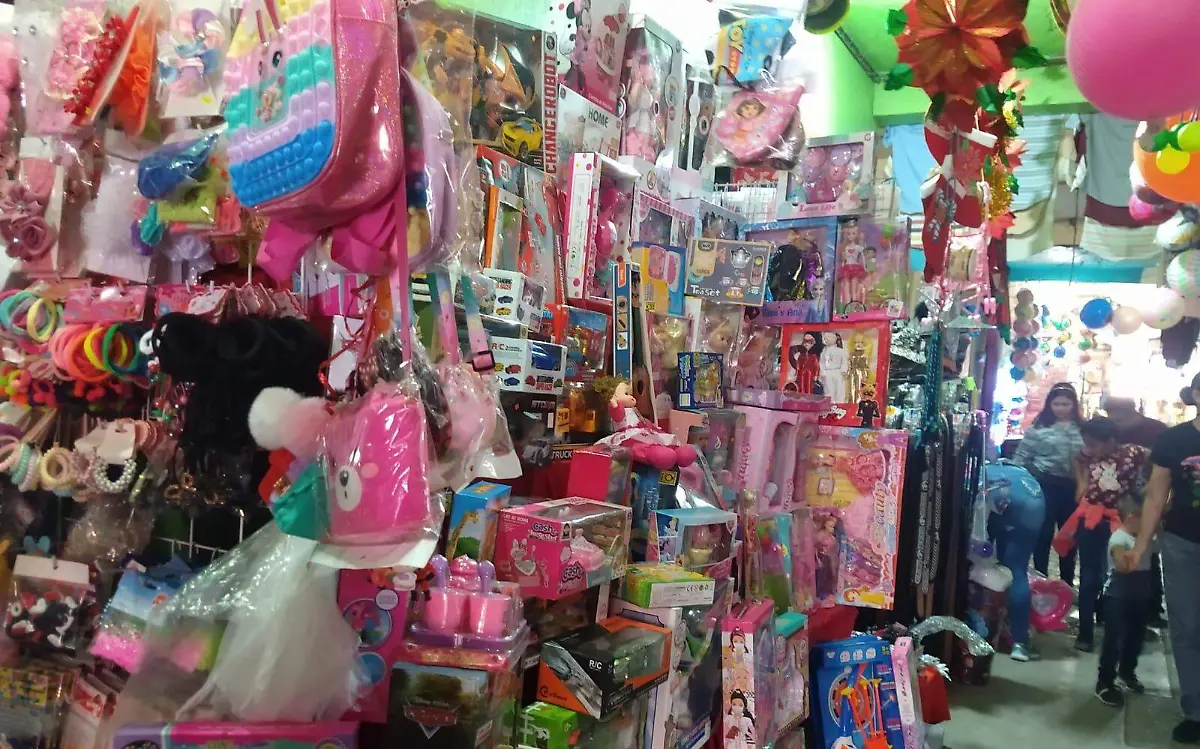 Bajas ventas en juguetes a escasos días de Navidad en el Mercado Municipal de El Higo Gustavo García (2)