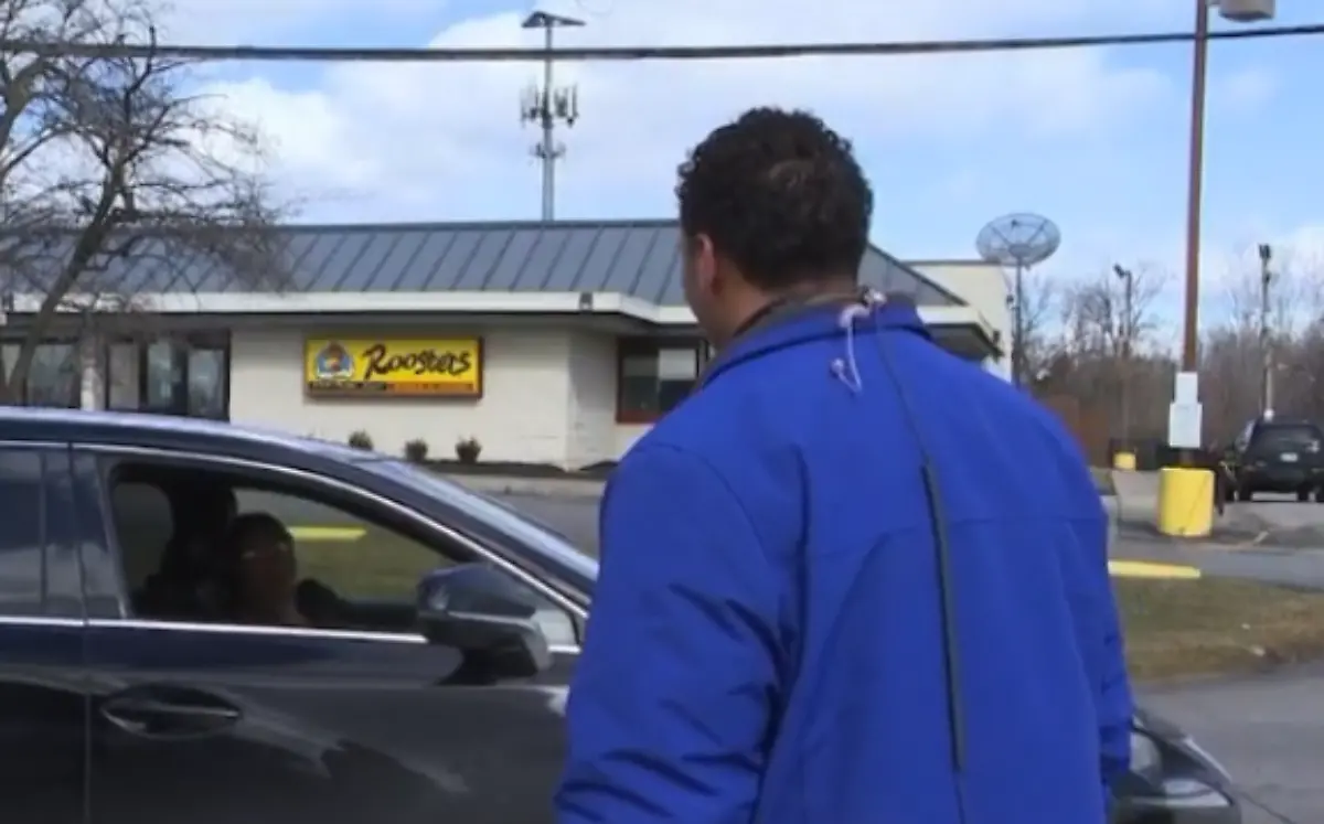 Reportero es interrumpido en grabación por su mamá que llega a saludarlo