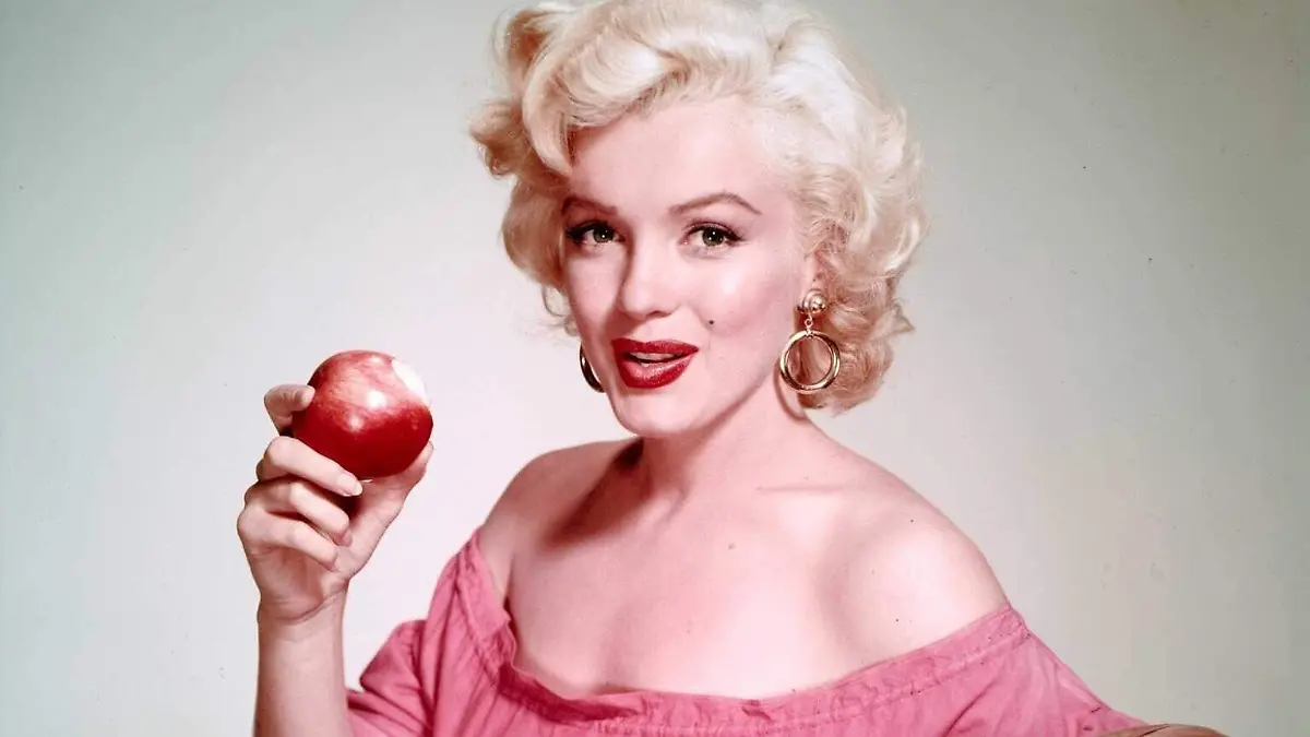 marilyn-monroe-biting-an-apple