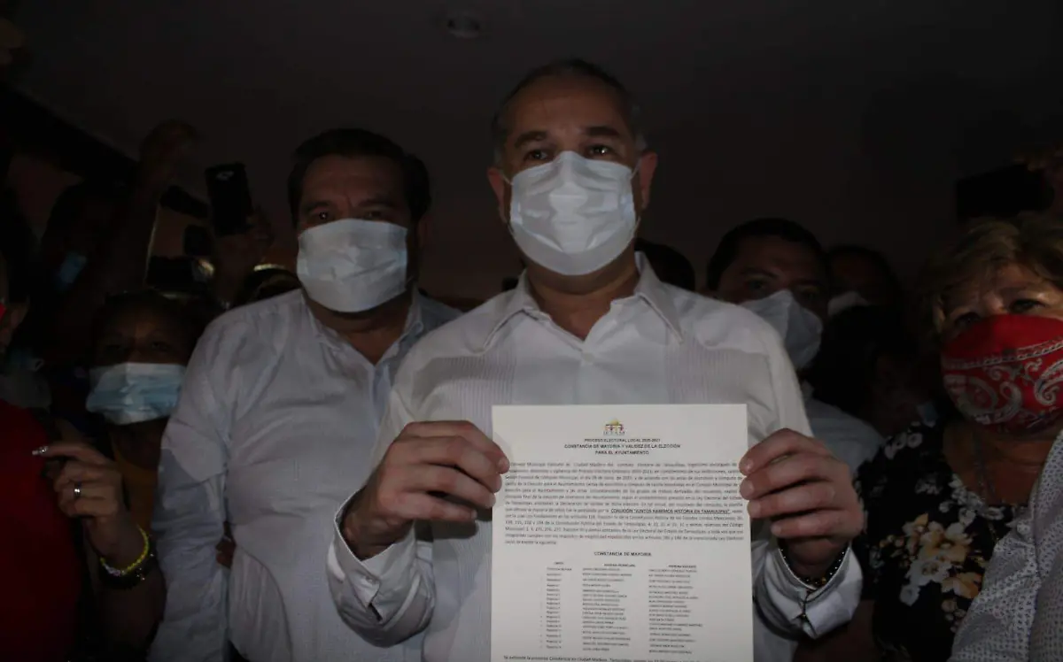La vocal ejecutiva, Verónica Segura Medina entregó la constancia de mayoría que acredita al abanderado de la coalición "Juntos Haremos Historia en Tamaulipas", como alcalde electo 