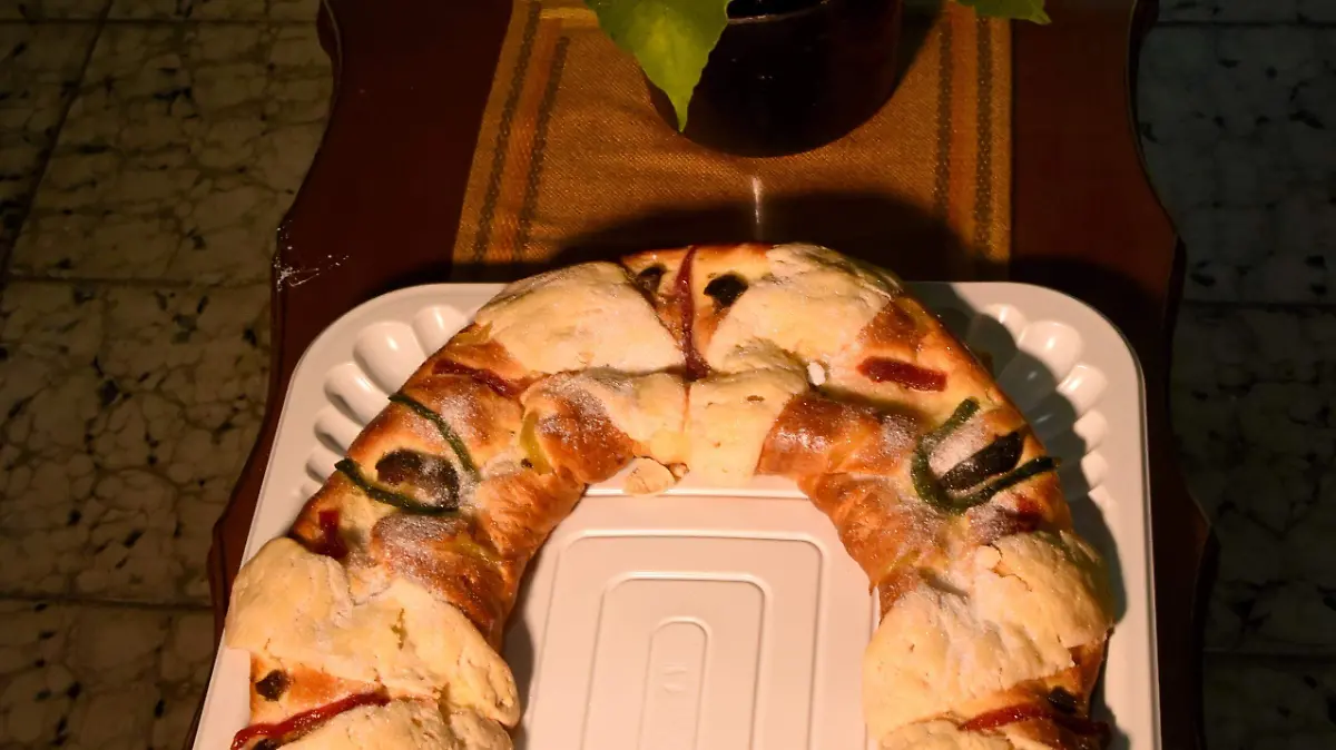 Llena de tradición, simbolismos e invitando a vivir momentos de unión en los que hay que compartir, la rosca de reyes es un platillo que ha pasado de generación en generación, logrando mantener viva la tradición del Día de Reyes